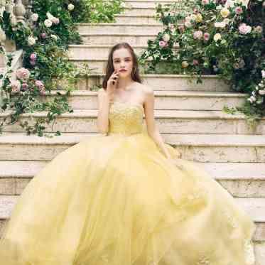 可愛すぎないイエローカラードレスも人気!