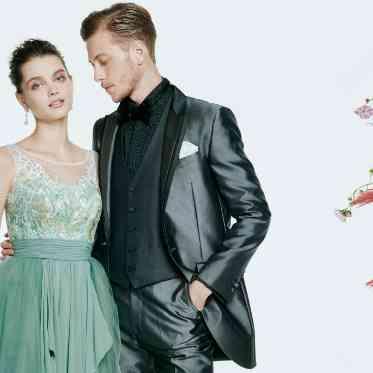 上品な光沢を放つ素材感が、シルエットをよりシャープに引き立たせる1枚