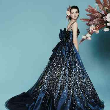 グリッター装飾がまるで夜空に輝く星々のように美しいドレス