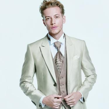 エレガントさを演出する上品なシャンパンゴールドのタキシードは2枚目にも人気