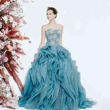 当館ではブルーカラーのドレスが空間に映えるとして人気!