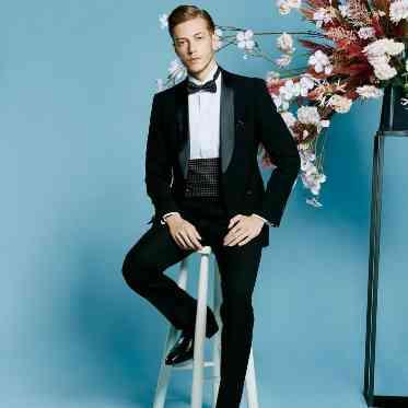 ブラックタキシードの王道デザインに細身のイタリアンラインを組み合わせた1着