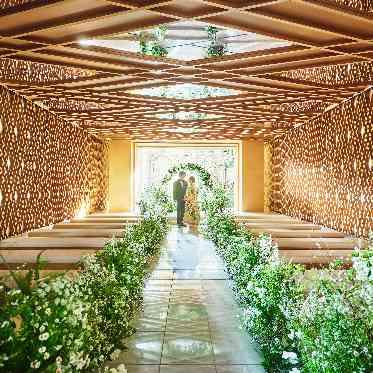 デュクラス大阪/FIVESTAR WEDDING 木漏れ陽が暖かな印象を与えます。
緑の明るさと水のせせらぎで落ち着いた挙式に。