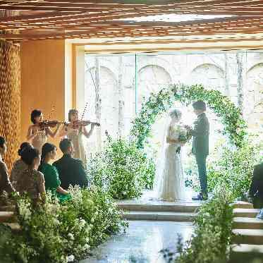 デュクラス大阪/FIVESTAR WEDDING 陽の温かみと自然を感じられるIZUMO。生演奏の中アットホームな挙式が可能。