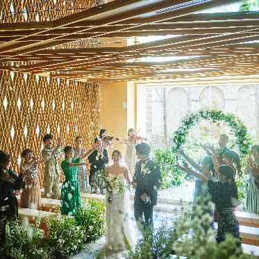 デュクラス大阪/FIVESTAR WEDDING フラワーシャワーは新郎新婦様・ゲスト様共に印象に残る素敵な演出です。