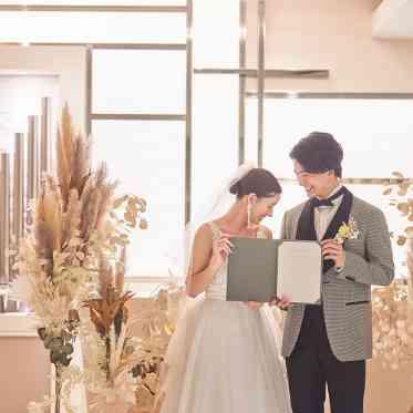 デュクラス大阪/FIVESTAR WEDDING 挙式の中では誓約書にサインを行い、ゲスト様に披露するシーンもございます。