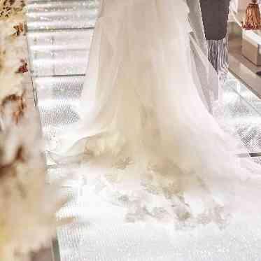 ドレスの映える煌びやかなバージンロード