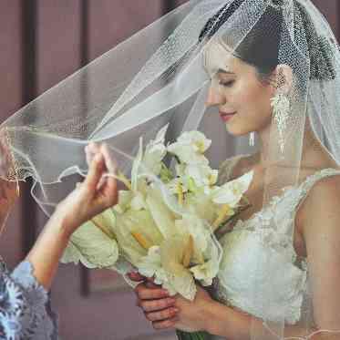 デュクラス大阪/FIVESTAR WEDDING お母様からのベールダウンはこれまでを振り返りながら。感動のシーンとなります。