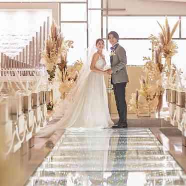 デュクラス大阪/FIVESTAR WEDDING 煌めくチャペルの中、祝福のシーンを演出。聖歌隊の歌唱やハープの生演奏も魅力。
