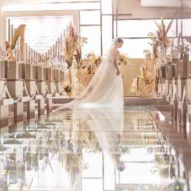 デュクラス大阪/FIVESTAR WEDDING 20万個のスワロフスキーをあしらったバージンロードは花嫁を一層美しく際立たせます