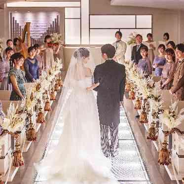 デュクラス大阪/FIVESTAR WEDDING 親御様とのバージンロードはかけがえのない時間に。ドレスの後ろ姿がも映えます。