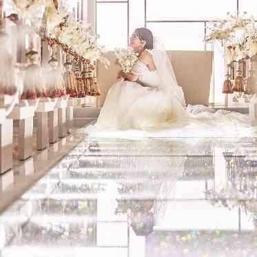 デュクラス大阪/FIVESTAR WEDDING スワロフスキーのバージンロードは純白のドレスを一層華やかにしてくれます。