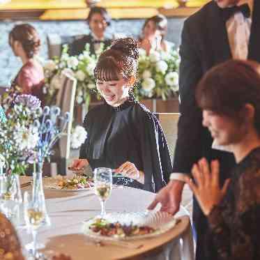 デュクラス大阪/FIVESTAR WEDDING 各会場裏手に併設する厨房にて出来立てのお料理をゲストにご提供。