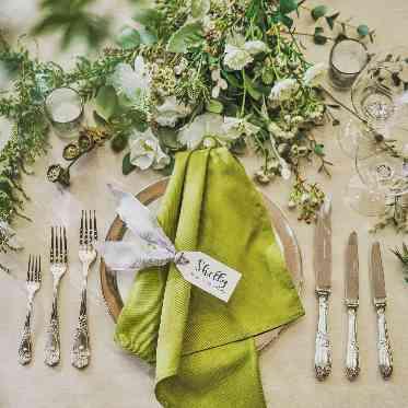 デュクラス大阪/FIVESTAR WEDDING テーブルクロスやお花の装飾でおふたりのお好みにあわせた雰囲気に変更可能。