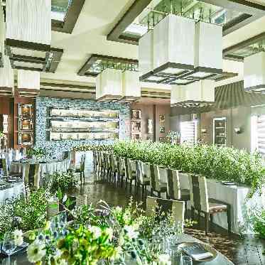 デュクラス大阪/FIVESTAR WEDDING 木の温かみある会場は新婦様のドレス姿を美しく引き立たせお写真映えもバッチリ。