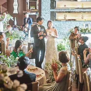 デュクラス大阪/FIVESTAR WEDDING ゲストテーブル同士の間隔がゆったりとしておりおふたりの移動も楽々。