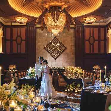 デュクラス大阪/FIVESTAR WEDDING ゴールドとブラウンを中心に上質さを感じる装飾で高級感を兼ね備えた披露宴会場。