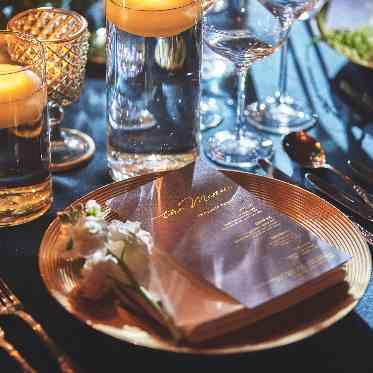 テーブルクロスやお花の装飾でおふたりのお好みにあわせた雰囲気に変更可能。