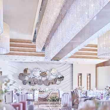 デュクラス大阪/FIVESTAR WEDDING 煌びやかなシャンデリアが装飾され可愛らしさと大人っぽさを兼ね備えた披露宴会場。