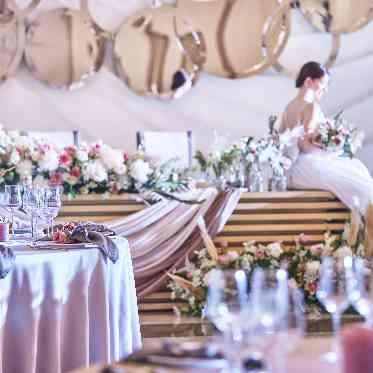 デュクラス大阪/FIVESTAR WEDDING オリジナルブランドによる衣裳は会場との相性も抜群。花嫁様を美しく引き立たせます。