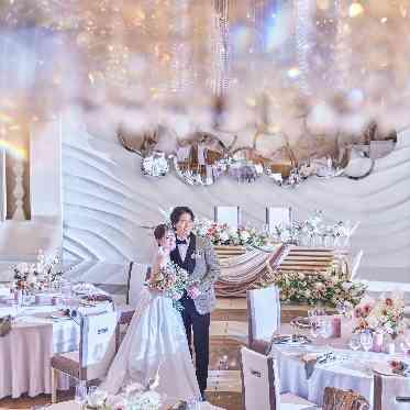 デュクラス大阪/FIVESTAR WEDDING 各披露宴会場にはバーカウンターや大型スクリーンなど付帯設備も充実。