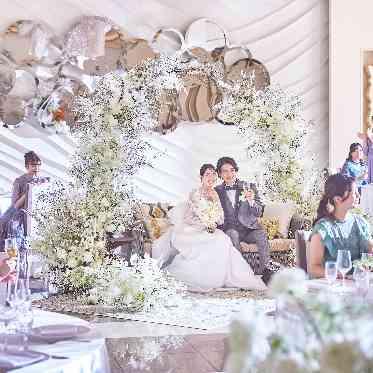 デュクラス大阪/FIVESTAR WEDDING ソファーコーディネートも可能。ゲスト様との距離感も近くアットホームな雰囲気に。