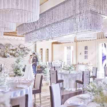 デュクラス大阪/FIVESTAR WEDDING オフホワイトの会場は新婦様のドレス姿を美しく引き立たせお写真映えもバッチリ。