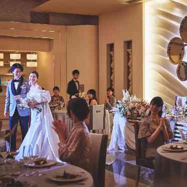 ゲストテーブル同士の間隔がゆったりとしておりおふたりの移動も楽々。