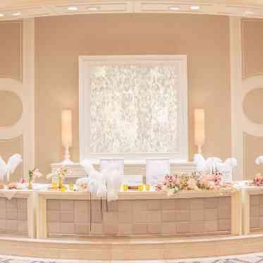 デュクラス大阪/FIVESTAR WEDDING オフホワイトで装飾され可愛らしさと温かみを兼ね備えた披露宴会場。