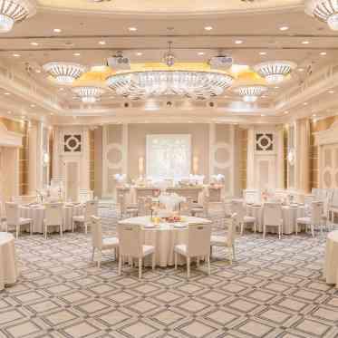 デュクラス大阪/FIVESTAR WEDDING 各披露宴会場にはバーカウンターや大型スクリーンなど付帯設備も充実。