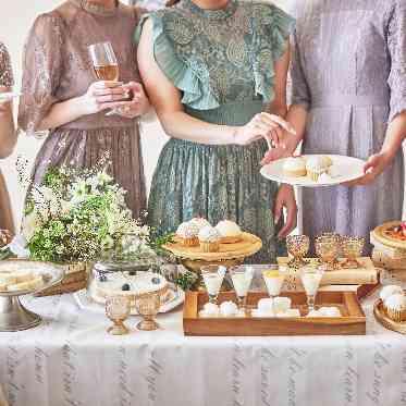 デュクラス大阪/FIVESTAR WEDDING デザートブュッフェはゲストにも大好評。ゲストのお好みにあわせた演出をご提案可能。