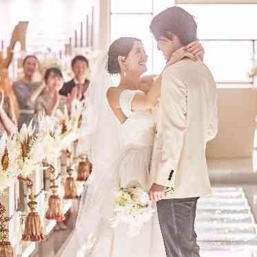 デュクラス大阪/FIVESTAR WEDDING クリスタルチャペルでの挙式体験で、幸せに包まれる当日の姿をイメージして