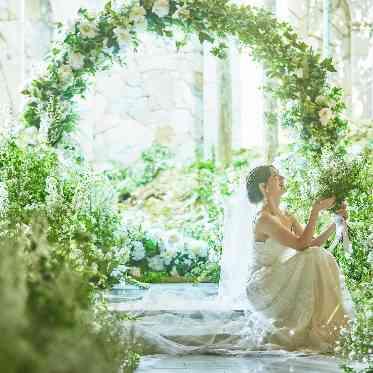 デュクラス大阪/FIVESTAR WEDDING 祭壇前の庭園に、思わず驚きの声が出るカップルも。2つのチャペルを体感してください