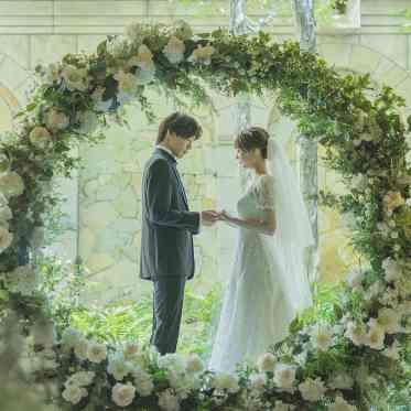デュクラス大阪/FIVESTAR WEDDING チャペル常設のオブジェと後ろに広がる庭園が二人を引き立てる