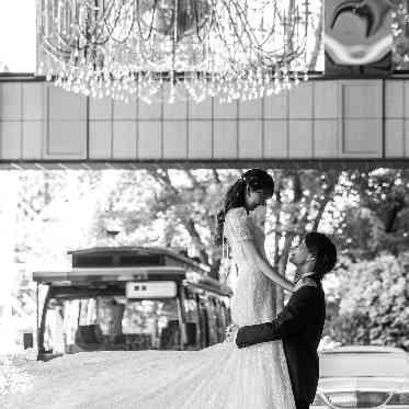 デュクラス大阪/FIVESTAR WEDDING 館内随所にある豪華なシャンデリアが二人を美しく際立たせる