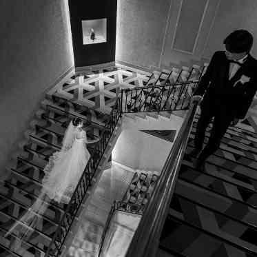 デュクラス大阪/FIVESTAR WEDDING 優雅な雰囲気を纏う階段は前撮りでも人気の場所