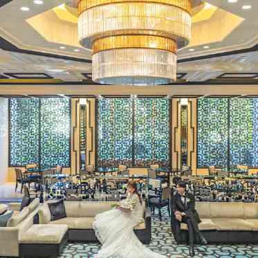 デュクラス大阪/FIVESTAR WEDDING 特別感のある豪華な背景で、いつもとは違った表情で撮影するのもおすすめ