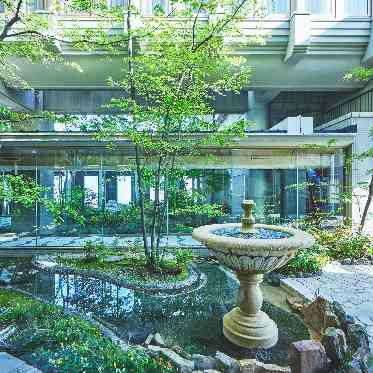 デュクラス大阪/FIVESTAR WEDDING 自然あふれるパティオスペースにてゲスト様とお写真や会話も楽しんでいただけます。