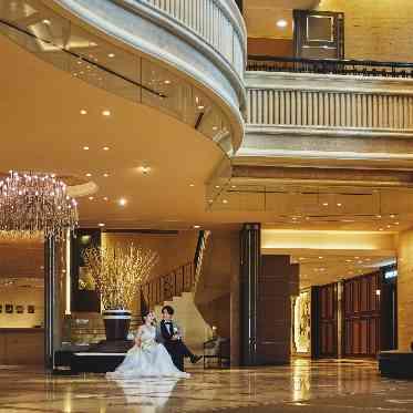 デュクラス大阪/FIVESTAR WEDDING 開放感あるエントランスは非日常の空間を提供し、ゲスト様の期待感を高めます。