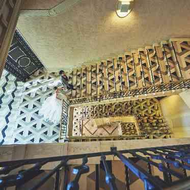 デュクラス大阪/FIVESTAR WEDDING 式場の中央に位置する大階段。フォトジェニックな空間であり、非日常を演出。