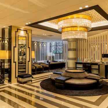 デュクラス大阪/FIVESTAR WEDDING 受付後のコンサバスペースはゲスト全員がゆったり座れる広さ。ドリンクもご提供。