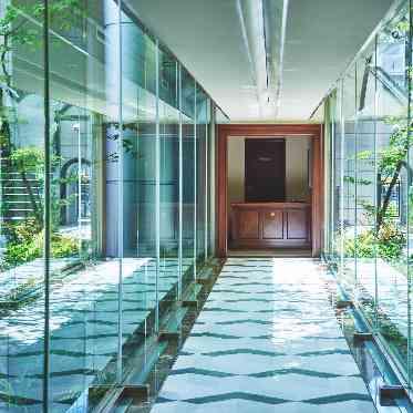 デュクラス大阪/FIVESTAR WEDDING 館内には自然を感じられるスペースも。陽の温かみを感じながらリラックスを。