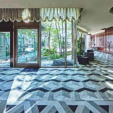 デュクラス大阪/FIVESTAR WEDDING 自然感じるパティオスペースでフラワーシャワーやブーケトスのシーンも人気。