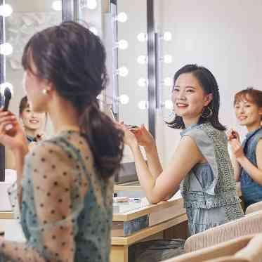 デュクラス大阪/FIVESTAR WEDDING ヘアサロンも完備しており、ご予約制で式場美容師がお仕度のお手伝いも可能。