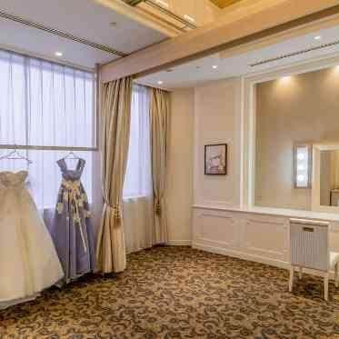 デュクラス大阪/FIVESTAR WEDDING 新郎新婦様がお仕度するブライズルームはゆったりと設計。ファーストミートも人気。