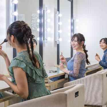 デュクラス大阪/FIVESTAR WEDDING ヘアサロンも完備しており、ご予約制で式場美容師がお仕度のお手伝いも可能。