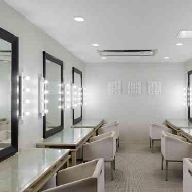 デュクラス大阪/FIVESTAR WEDDING ご予約制のヘアサロンや自由にご利用いただけるパウダールームも完備しております。