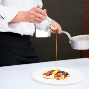 デュクラス大阪/FIVESTAR WEDDING シェフが厳選食材を用いて一皿一皿特別な料理を仕上げて参ります。