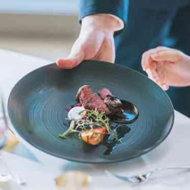 デュクラス大阪/FIVESTAR WEDDING テーブルスタッフがたいせつなゲスト様のために最上のサービスでおもてなしします。