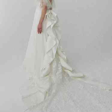 デュクラス大阪/FIVESTAR WEDDING バックスタイルが印象的